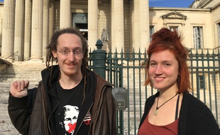 Adrien et Léa ont été relaxés ce mardi, après avoir récupéré des denrées dans les poubelles d'un supermarché.