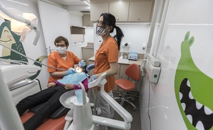 Strasbourg: Pourquoi la ville s'occupe des dents des écoliers? Avec un nouveau dentibus pour l'école Karine à Hautepierre.