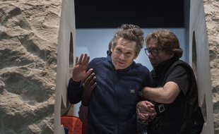 Paris, le 1er mars 2017. Abraham Poincheval sort du rocher où il s'est enfermé pendant huit jours (Illustration).