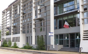 L'hôtel de police Waldeck-Rousseau à Nantes.