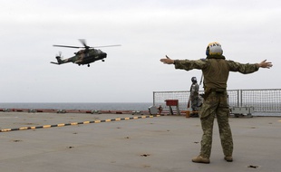 Un hélicoptère de l'armée australienne mobilisé dans la lutte contre les incendies en Australie, le 1er janvier 2019.
