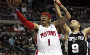 Le basketteur américain Allen Iverson (à g.), sous les couleurs de Detroit, lors d'un match contre San Antonio le 19 février 2009.