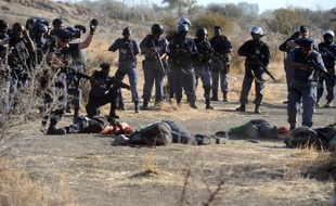 Une commission d'enquête nommée par le président Jacob Zuma sur le massacre de 34 mineurs par la police le 16 août à Marikana, a officiellement débuté son travail lundi matin.