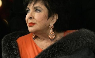 Elizabeth Taylor arrive aux studios Paramount de Los Angeles, le 2 décembre 2007 pour assister à la représentation de «Love Letters» de A.R. Gurney. Les bénéfices de cette représentation unique seront reversés à kla fondation Elizabeth Taylor contre le sida.
