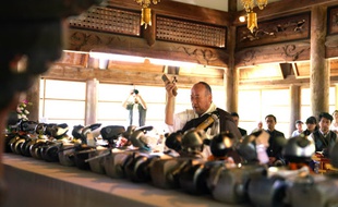 Cérémonie funéraire pour les chiens robots Aibo au temple de Kofukuji au Japon.