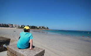 La Bretagne connaît un automne très doux. Ici, la vue de la plage de l'écluse à Dinard.