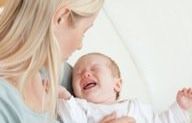 Mon bébé pleure, s'agite et est très nerveux pendant la tétée