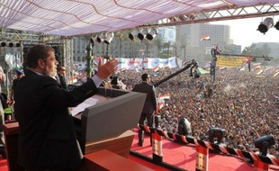 Le président égyptien élu, l'islamiste Mohamed Morsi, doit prêter serment samedi, mais il devra composer avec l'armée qui conservera de larges pouvoirs même après son investiture.