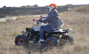 Illustration d'un homme conduisant un quad.