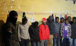 Les forces de sécurité libyennes détiennent des migrants, supposés avoir tenté de traverser la méditerranée illégalement, à Tripoli le 17 avril 2016