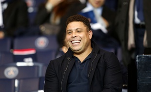 Le Brésilien Ronaldo dans les tribunes du Parc des Princes lors de PSG-OM, le 21 octobre 2015.