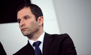 Benoît Hamon, porte-parole du Parti socialiste, a déclaré lundi que la campagne était "supendue pour honorer la mémoire des victimes" de la fusillade qui a fait quatre morts dont trois enfants dans un collège-lycée juif de Toulouse.