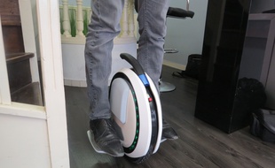 L'E-roue ou roue gyroscopique permet de transporter une personne grâce à l'électricité. Seuls les mouvements du corps sont sollicités pour avancer et freiner.