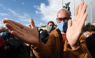 Le militant italien Vincenzo Vecchi, devant le palais de justice d'Angers.