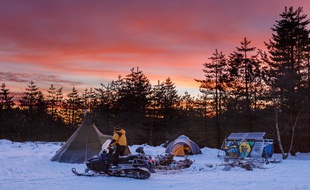 Le bivouac des aventuriers de l'association Tannak Aventures vont mener une expédition au-dessus du Cercle polaire arctique.