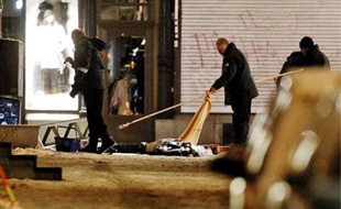 Des enquêteurs suédois sur les lieux du second attentat où le kamikaze est décédé.