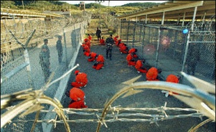 Les Etats-Unis doivent juger rapidement tous les prisonniers qu'ils détiennent sur la base de Guantanamo ou "les libérer immédiatement", selon un rapport rendu public jeudi par l'ONU, qui accuse Washington de maltraiter ces détenus.