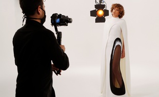 Un mannequin se fait filmer en vue de la Fashion Week parisienne organisée en ligne, pour le designer Stéphane Rolland.