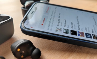 Lire de la musique sur deux casques ou paires d'écouteurs Bluetooth en simultané n'est pas chose aisée.