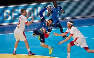 Nikola Karabatic en duel avec la défense danoise, le 5 janvier 2014 à Paris.