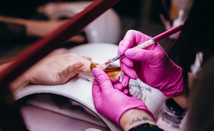 Les professionnels de l'ongle seraient exposés à 60 substances dangereuses, selon une étude (illustration).