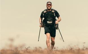 Loury Lag, un explorateur français, va courir le Marathon des Sables pieds nus, du 1er au 11 octobre 2021.
