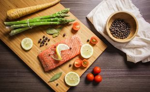 Poissons gras, légumes variés et légumineuses composent une assiette équilibrée pour une alimentation anti-inflammatoire.