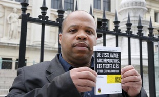Louis-Georges Tin, le président du Cran, le 10 mai devant le Palais de justice de Paris, où il a annoncé qu'il allait porter plainte contre la CDC.