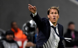 Rudi Garcia, ici pour sa première apparition sur le banc lyonnais, ce samedi face à Dijon. JEAN-PHILIPPE KSIAZEK