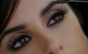 L'Oreal est accusé de publicité mensongère au Royaume-Uni pour avoir fait porter des faux-cils à l'actrice espagnole Penelope Cruz