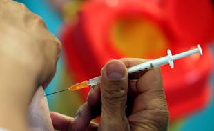 Illustration d'une personne vaccinée par le produit de Pfizer à Paris.