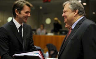 La zone euro maintient la pression sur la Grèce pour poursuivre sur la voie de la rigueur, tandis que le pays a entamé "officiellement" les négociations avec ses créanciers privés pour réduire sa dette, a-t-on indiqué mercredi auprès du ministère grec des Finances.
