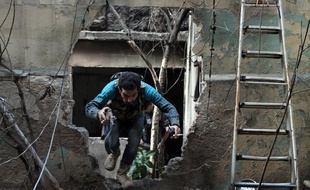 Un opposant au régime de Bachar al-Assad à Alep, dans le Nord de la Syrie, le 19 novembre 2013.