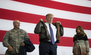 Donald Trump reçoit un blouson d'aviateur sur la base militaire américaine de Yokota, près de Tokyo, le 5 novembre 2017.