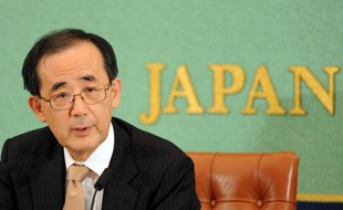 Prenant tout le monde de court, le gouverneur de la banque centrale du Japon (BoJ), Masaaki Shirakawa, a annoncé mardi son intention de quitter ses fonctions trois semaines plus tôt que prévu pour laisser la place à une direction nouvelle, plus en phase avec les attentes du Premier ministre Shinzo Abe.