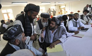 Deux kamikazes se sont fait exploser au milieu d'une réunion de chefs tribaux dimanche à Spin Boldak, dans le sud de l'Afghanistan, faisant au moins quatre morts et 15 blessés.