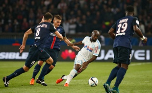 Le milieu de terrain de l'OM Lassana Diarra contre le PSG, le 4 octobre 2015, au Parc des Princes.