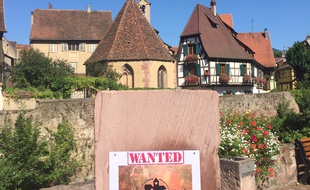 Voilà ce que l'office du tourisme du village a mis à place de la plaque volée dans la nuit du 4 au 5 août 2017.