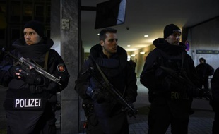 Des officiers de police gardent l'entrée du ministère de l'Intérieur à Hanovre, le 17 novembre 2015.