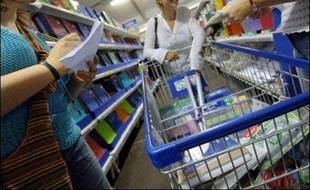 Le pouvoir d'achat des salaires, globalement en "hausse modérée" en 2006, a augmenté pour les cadres et les professions intermédiaires, mais stagné pour les employés et même baissé pour les ouvriers, selon une étude de l'Insee publiée mercredi.