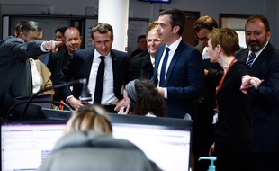 Emmanuel Macron visite les urgences de l'hôpital Necker, à Paris le 10 mars 2020.