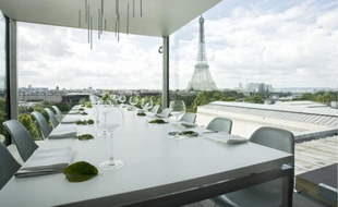 Nomiya, restaurant en aluminium et en verre qui mêle gastronomie et design, offre une vue spectaculaire sur Paris.