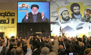 Le leader du Hezbollah libanais Hassan Nasrallah, sur un écran géant, s'adresse à la foule dans le sud de Beyrouth, le 16 février 2016