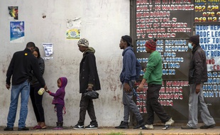 Des habitants de Duduza, un canton à l'est de Johannesburg, font la queue pour aller au supermarché, le jeudi 2 avril 2020.