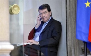Le ministre de l'Education, Xavier Darcos, annonce dans une interview au Figaro à paraître jeudi qu'il va recruter 5.000 agents, en emplois aidés dans le cadre du plan de relance, pour prévenir les familles de l'absence de leurs enfants.