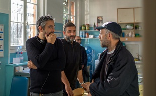 Les réalisateurs Eric Toledano et Olivier Nakache, et l'acteur Vincent Cassel, sur le tournage d'«Hors Normes».