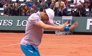 Bob Bryan se prosterne devant Kubot, auteur d'un point magnifique, lors du 1er tour du tournoi de double de Roland-Garros, le 31 mai 2015.