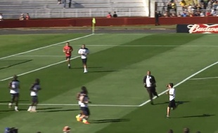 Capture d'écran du streaker à l'entraînement des Bleus, le 27 juin 2014