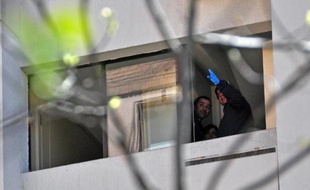 L'ancien chef du renseignement sous la dictature d'Augusto Pinochet, le général Odlanier Mena, condamné pour violations des droits de l'homme, s'est suicidé samedi avant son transfert d'une prison de luxe vers un autre lieu de détention, a annoncé son avocat.