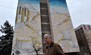 Photographie prise le 5 mars 2015 d'une peinture murale sur un immeuble de Salonique, montrant les ruines d'un temple grec dont les colonnes étaient faites de monnaies d'un euro